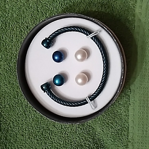 Bracelet and two pair of posts earrings - Picture 1 of 4